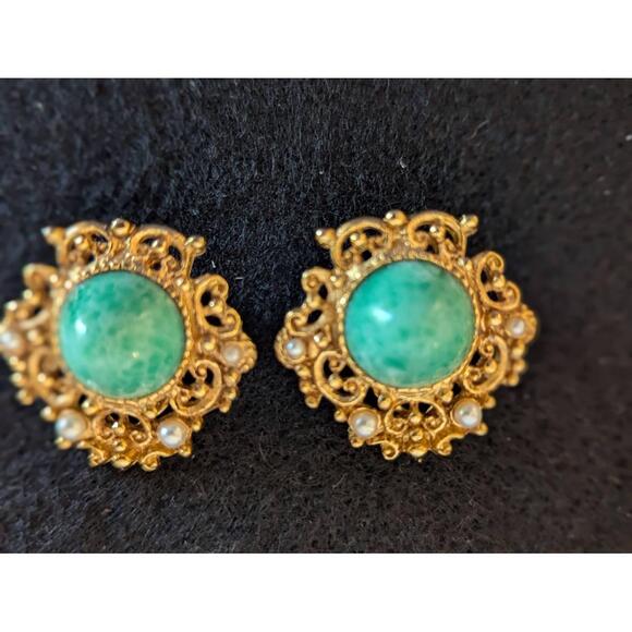 Vintage Gold Tone Filigree Earrings Green Cabochon Pearl Victorian Style - Picture 3 of 8